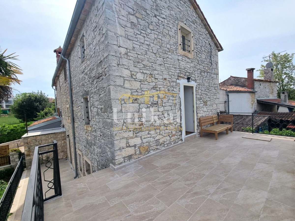 Renovirana kamnita hiša s bazenom 3 km od morja